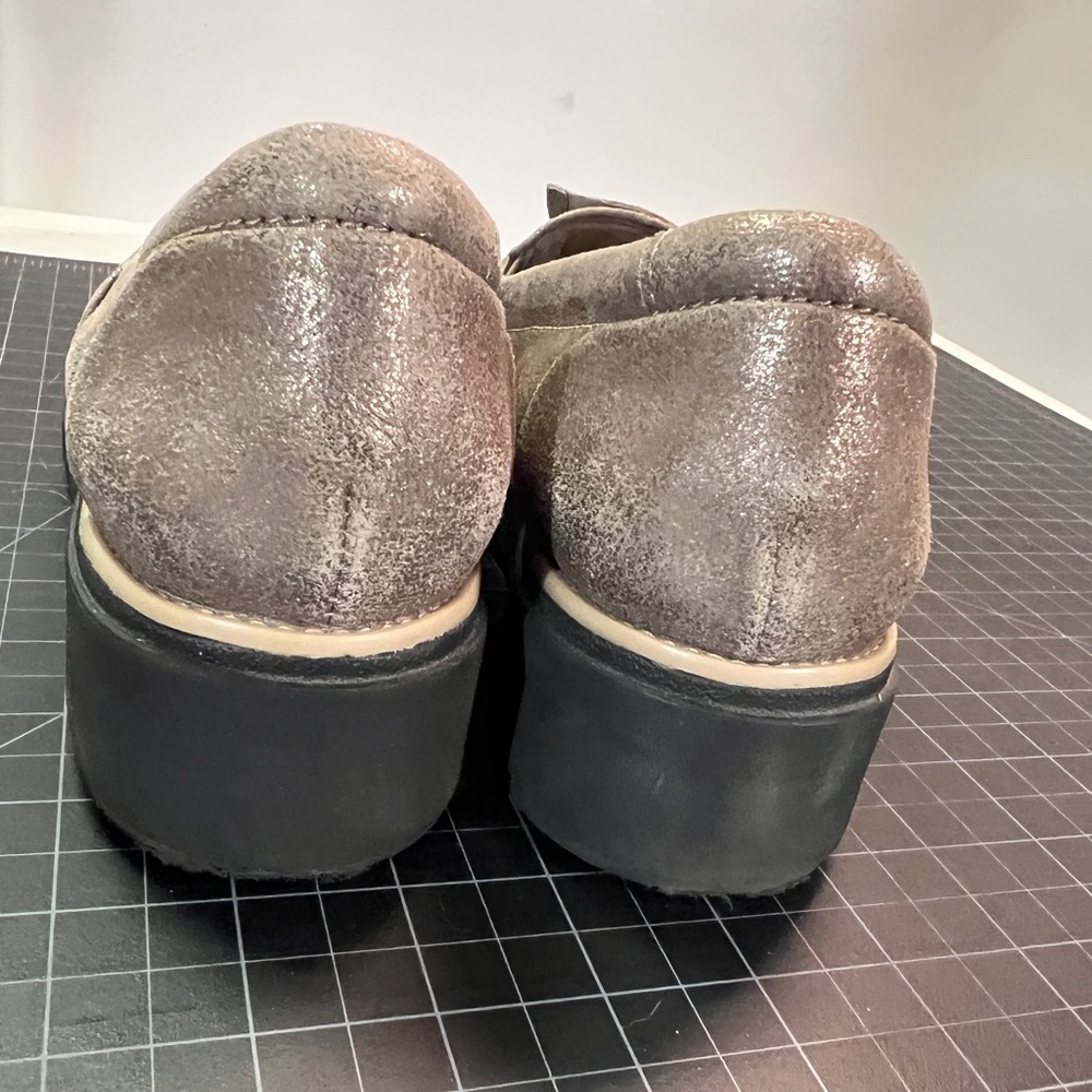GUC Clark’s loafers metallic brushed gold size 8 - Picture 4 of 7